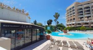 Un complejo con piscina y tumbonas. en Azuréa, vue mer avec ses 2 piscines, en Cannes