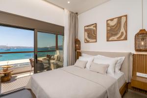 En eller flere senge i et værelse på Aqua Pearl Milos