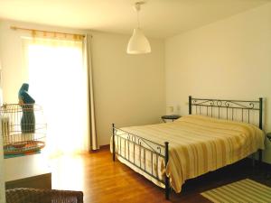 ein Schlafzimmer mit einem Bett und einem großen Fenster in der Unterkunft Villa Mari - Collina Sestri Levante Splendida vista in Sestri Levante