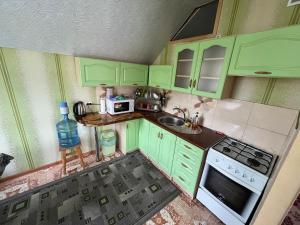 Кухня или мини-кухня в Затишні Апартаменти біля Софіївки 2й поверх
