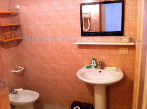 ein Badezimmer mit Waschbecken und Spiegel in der Unterkunft Villa Mari - Collina Sestri Levante Splendida vista in Sestri Levante + 3 Fotos