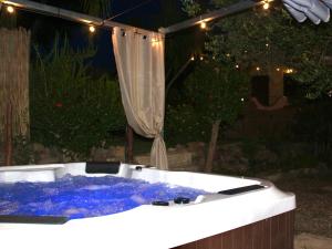 una vasca idromassaggio con una tenda in un cortile di Villa Pelau - Holiday Home a Jerzu