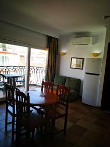 a kitchen and dining room with a table and chairs at Apartamentos Leonor Carihuela in Torremolinos