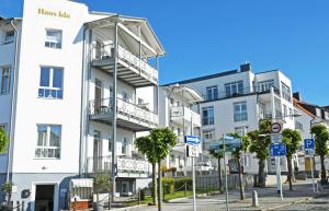 un edificio bianco con balconi sul lato di Ferienwohnungen im Haus Ida im Ostseebad a Ostseebad Sellin