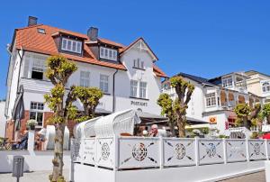 una recinzione bianca di fronte a un edificio bianco di Ferienwohnungen im Haus Ida im Ostseebad a Ostseebad Sellin Altre 21 foto