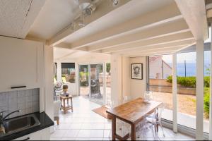 Køkken eller tekøkken på Calm private garden seaview shared pool parking