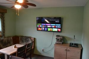 TV a/nebo společenská místnost v ubytování apartmány Špacír