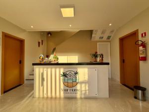 圣路易斯Your Home - Studios Boutique Hotel的一间有柜台的房间,上面有标牌