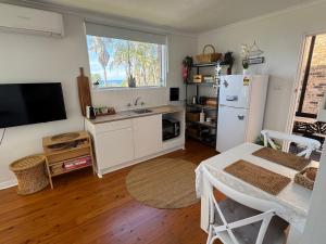 Dapur atau dapur kecil di Paradise on Jones Beach Kiama - Beachfront unit with direct beach access & views