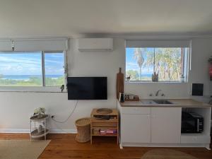 Televisyen dan/atau pusat hiburan di Paradise on Jones Beach Kiama - Beachfront unit with direct beach access & views