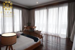 にあるVilla Harimau - Oakwood by Royal Suitesの窓のある部屋にベッドがある寝室 +44枚の写真