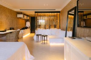 Cama ou camas em um quarto em Myconian O, a Member of Design Hotels