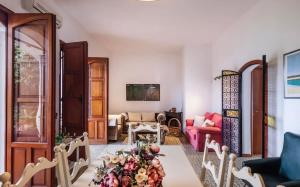 フォンターネ・ビアンケにあるVilla fontane biancheの花が飾られたテーブルのあるリビングルーム