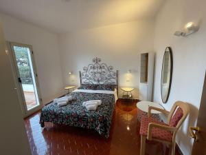 フォンターネ・ビアンケにあるVilla fontane biancheの広いベッドルーム(ベッド1台、椅子付)