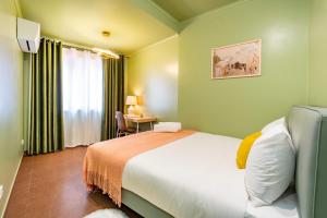 Кровать или кровати в номере Cascais Cosy Home - Rooms with Private Bathroom