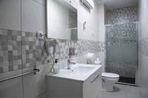 biała łazienka z umywalką i toaletą w obiekcie Hostal Restaurante Avenida de Madrid w mieście Terrassa +52 zdjęcia
