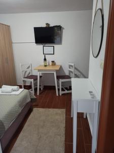TV a/nebo společenská místnost v ubytování Apartman Tristan + 30 fotografií