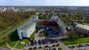 widok z lotu ptaka na budynek z parkingiem w obiekcie Apartament Tit Aquarius Spa w Kołobrzegu