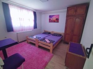 En eller flere senge i et værelse på Prenoćište KUĆERAK