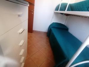 a small room with a bunk bed on a ship at Relix in Càbras