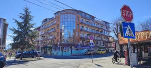 布尔加斯阳光金沙一室公寓酒店的城市街道上带有建筑物的停车标志