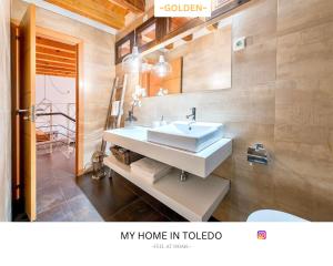 Koupelna v ubytování -GOLDEN- by myhomeintoledo