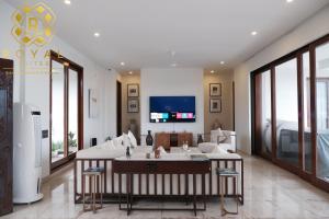 Телевизор и/или развлекательный центр в Villa Harimau - Pinewood by Royal Suites