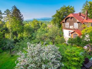 een luchtzicht op een huis met bomen en bloemen bij Willa Maria in Sosnówka