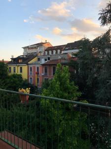 una vista de una ciudad desde un balcón en Lili House, en Milán
