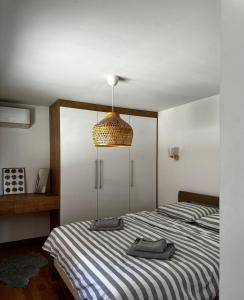 ニシュにあるCozy Apartment 'Nest'のベッドとタオル2枚のある寝室 +14枚の写真