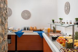 eine Küche mit einem Buffet mit Obst und Gemüse in der Unterkunft Lindos Nest in Pefki Rhodes