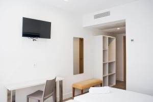 Televízia a/alebo spoločenská miestnosť v ubytovaní Hotel Náutico Santander + 20 fotografií