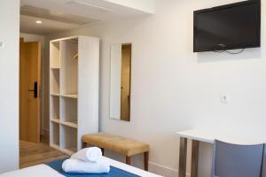 Televízia a/alebo spoločenská miestnosť v ubytovaní Hotel Náutico Santander