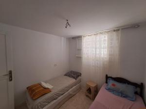 En eller flere senge i et værelse på Dar Rayen