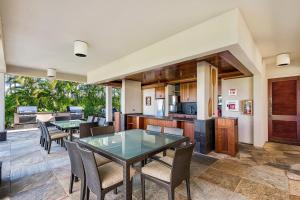 Μια τηλεόραση ή/και κέντρο ψυχαγωγίας στο 2BR ocean and sunset views in Mauna Lani point