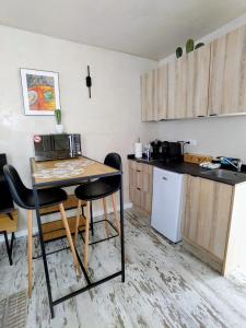 a kitchen with a table and chairs in a room at CASITA NAIF ESTANCIAS EN TORRE DEL MAR a 30 METROS DE LA PLAYA in Torre del Mar