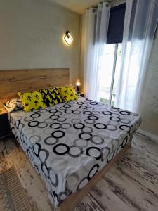 a bedroom with a bed with a black and white comforter at CASITA NAIF ESTANCIAS EN TORRE DEL MAR a 30 METROS DE LA PLAYA in Torre del Mar