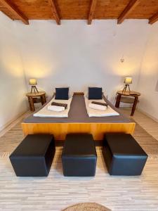 Habitación con 2 camas y 2 taburetes en Stiniva beach house, en Brusje