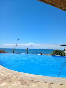 塔马里斯Cosy Studio Sea View in Casablanca的一个蓝色的大型游泳池,背景是大海