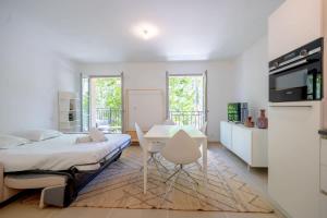 een slaapkamer met een bed en een tafel en een keuken bij Les demeures d'Oscar in Saint-Tropez