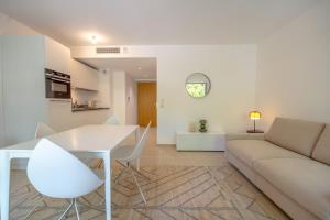 een woonkamer met een witte tafel en een bank bij Les demeures d'Oscar in Saint-Tropez +10 foto's