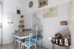 a kitchen with a table and chairs in a room at Mata Guesthouse Milano in Milan
