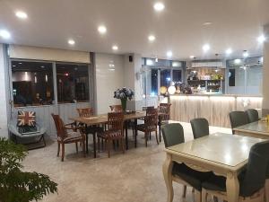 Restaurace v ubytování Guan Lun Hotel
