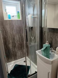 德比Peaceful garden guesthouse, Sleep 4, Parking, Private entrance, SuperFast Wifi的浴室配有淋浴和洗手池 更多50张照片