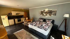 a small room with a bed and a kitchen at Haus Semper in Lietzow