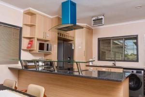 cocina con encimera con encimera de cristal en Living Waters Guest House, en Gaborone