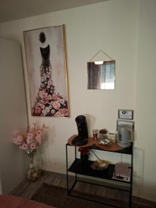 una camera con la foto di un vestito sul muro di Room in SPA " TABARKA " a Spa