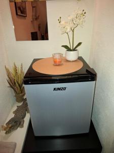 un drink sopra un con un fiore sopra di Room in SPA " TABARKA " a Spa