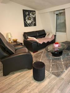 un soggiorno con un divano in pelle e un tavolo di Room in SPA " TABARKA " a Spa Altre 13 foto