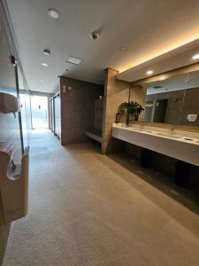 Un baño con dos lavabos y un espejo grande. en Luxury apartment at Park McKinley West suite 1, en Manila 35 fotos más